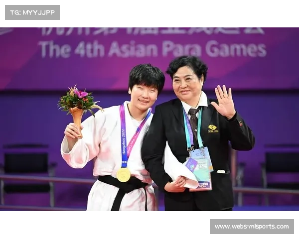 女单10米台颁奖仪式，冠亚季军与教练合影自拍